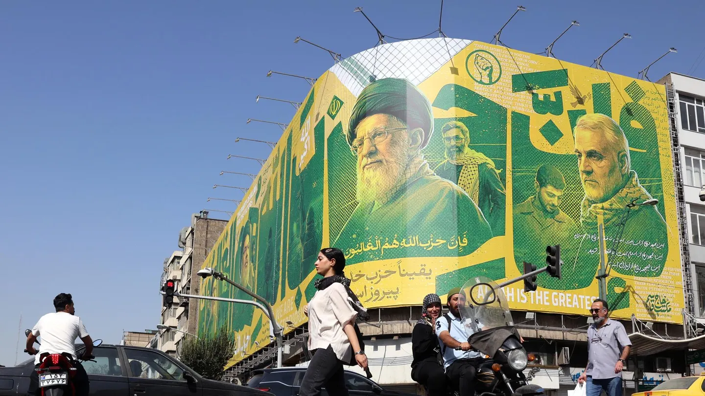 Iraníes transitan este sábado ante una valla publicitaria en Teherán que representa al exlíder de Hizbulá Iraníes transitan este sábado ante una valla publicitaria en Teherán que representa al exlíder de Hizbulá