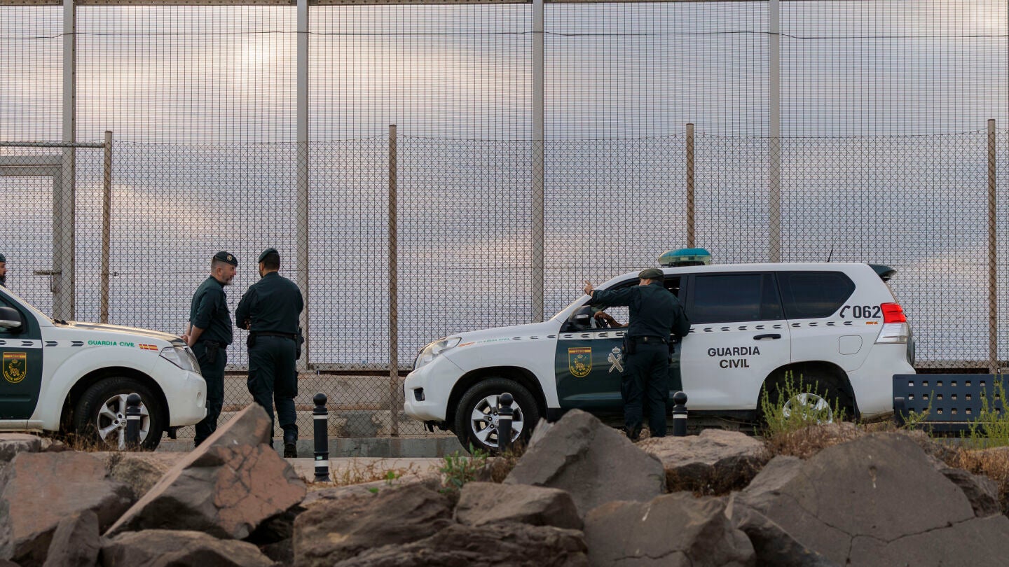 Agentes de la Guardia Civil patrullan en Ceuta durante la crisis migratoria