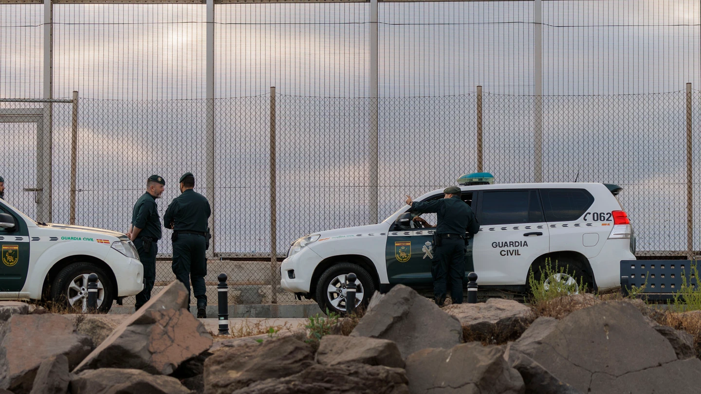 Agentes de la Guardia Civil patrullan en Ceuta durante la crisis migratoria Agentes de la Guardia Civil patrullan en Ceuta durante la crisis migratoria