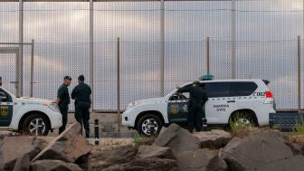 Agentes de la Guardia Civil patrullan en Ceuta durante la crisis migratoria