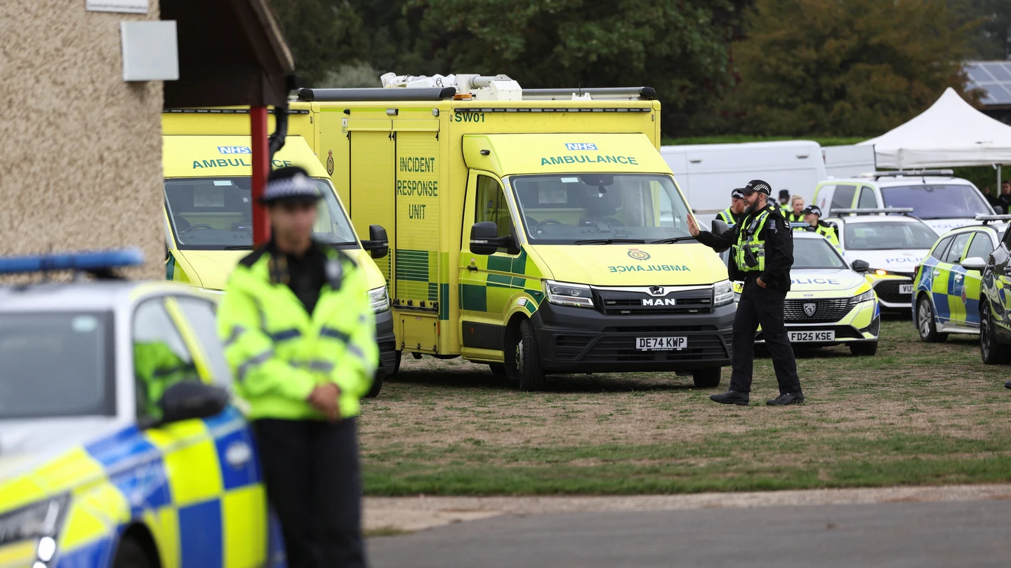 Vehículos de emergencia se encuentran estacionados en el club de fútbol juvenil Fairford , cerca de la base aérea RAF Fairford , que alberga personal de la Fuerza Aérea de los Estados Unidos, en Fairford , Gloucestershire, Gran Bretaña Vehículos de emergencia se encuentran estacionados en el club de fútbol juvenil Fairford , cerca de la base aérea RAF Fairford , que alberga personal de la Fuerza Aérea de los Estados Unidos, en Fairford , Gloucestershire, Gran Bretaña