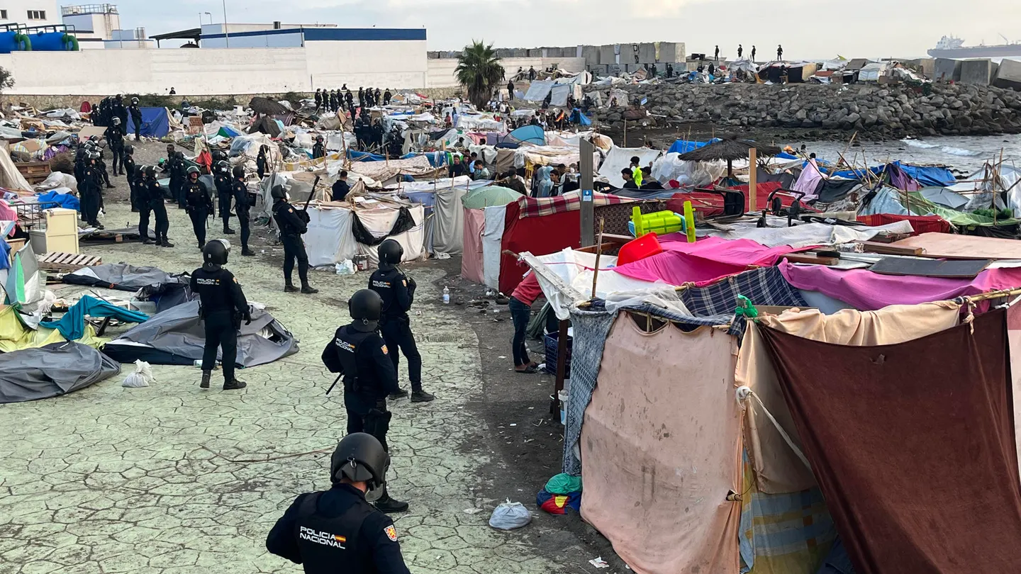 Agentes de la Policía Nacional procediendo al traslado de migrantes Agentes de la Policía Nacional procediendo al traslado de migrantes