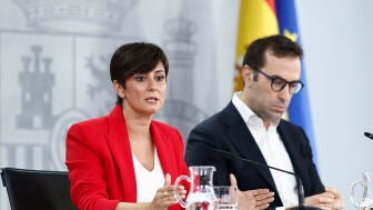 La ministra de Vivienda y Agenda Urbana, Isabel Rodr&iacute;guez, junto al ministro de Econom&iacute;a, Comercio y Empresa, Carlos Cuerpo