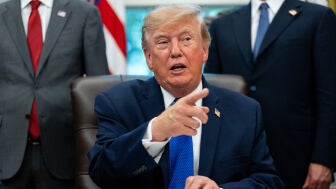 El presidente de Estados Unidos, Donald Trump, atiende a periodistas en la Casa Blanca
