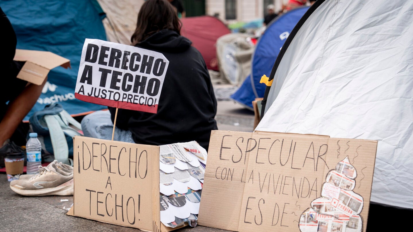 Numerosas personas con pancartas con lemas 'Derecho a techo' se concentran en tiendas de campa&ntilde;a para exigir la aprobaci&oacute;n de un decreto sobre vivienda