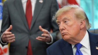 El presidente de Estados Unidos, Donald Trump, atiende a periodistas en el Despacho Oval de la Casa Blanca
