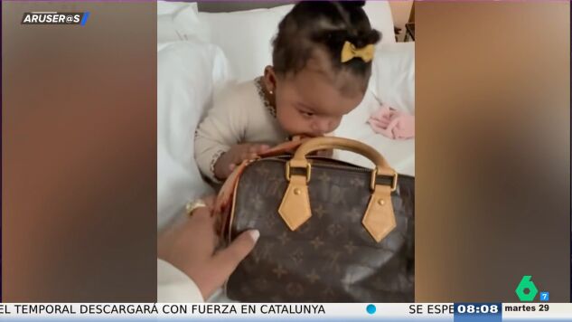 Rihanna publica por primera vez im&aacute;genes de su hija con motivo de su primer cumplea&ntilde;os: "No sin mi bolso"