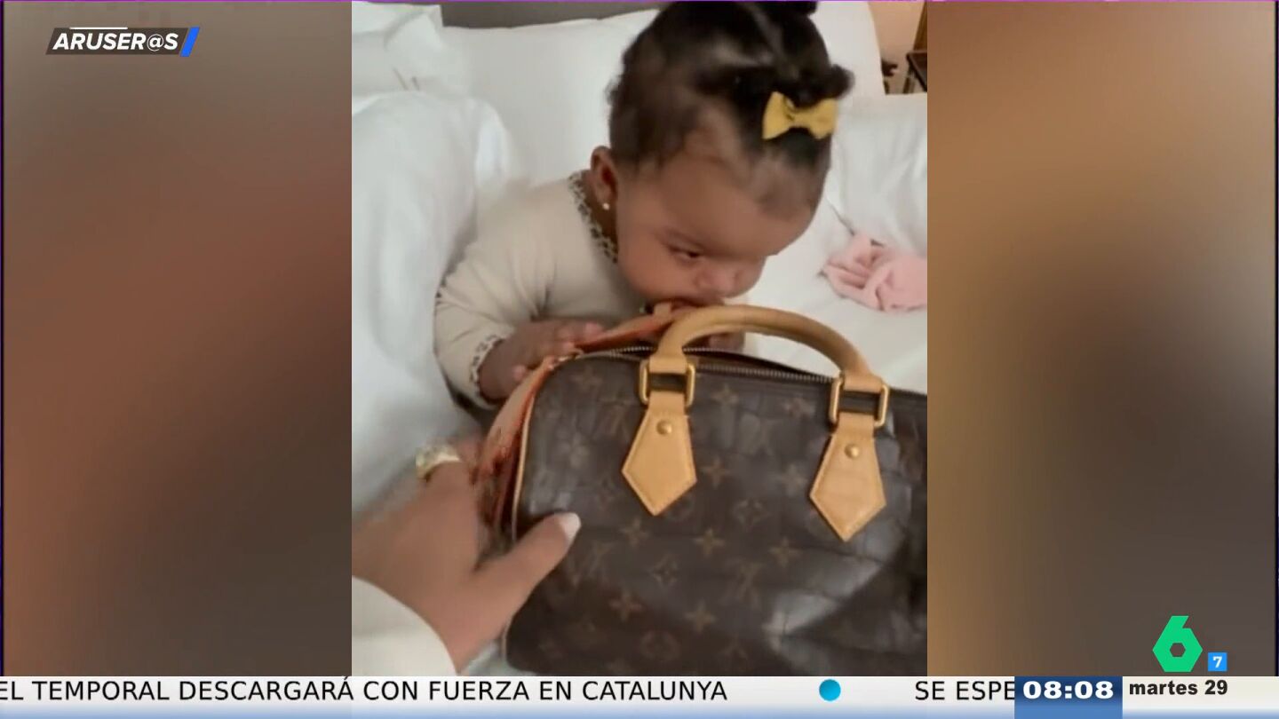 Rihanna publica por primera vez im&aacute;genes de su hija con motivo de su primer cumplea&ntilde;os: "No sin mi bolso"