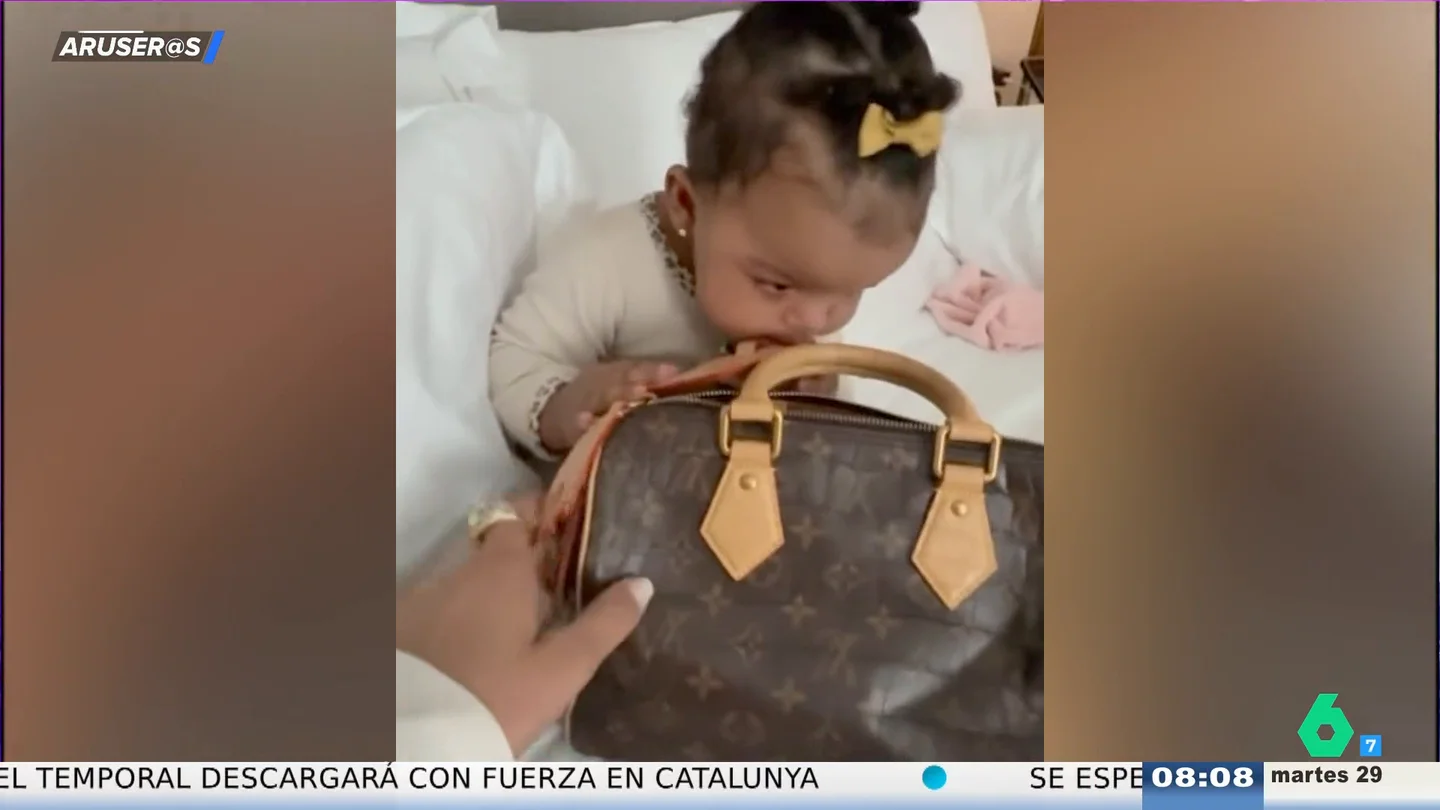 Rihanna publica por primera vez imágenes de su hija con motivo de su primer cumpleaños: "No sin mi bolso" Rihanna publica por primera vez imágenes de su hija con motivo de su primer cumpleaños: "No sin mi bolso"