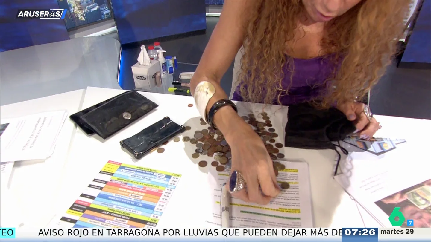 Alfonso Arús pone a Angie Cárdenas a buscar entre sus pesetas: "¡Ya será casualidad!" Alfonso Arús pone a Angie Cárdenas a buscar entre sus pesetas: "¡Ya será casualidad!"