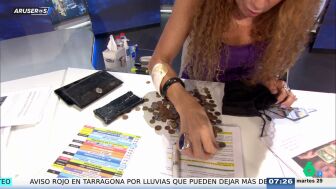 Alfonso Ar&uacute;s pone a Angie C&aacute;rdenas a buscar entre sus pesetas: "&iexcl;Ya ser&aacute; casualidad!"