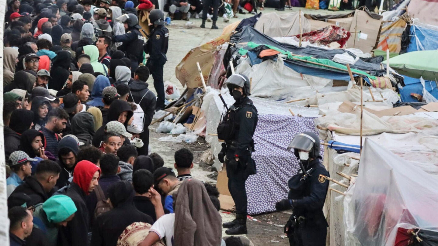 Se inicia este martes el desalojo migrantes en la playa de Ben&iacute;tez. 