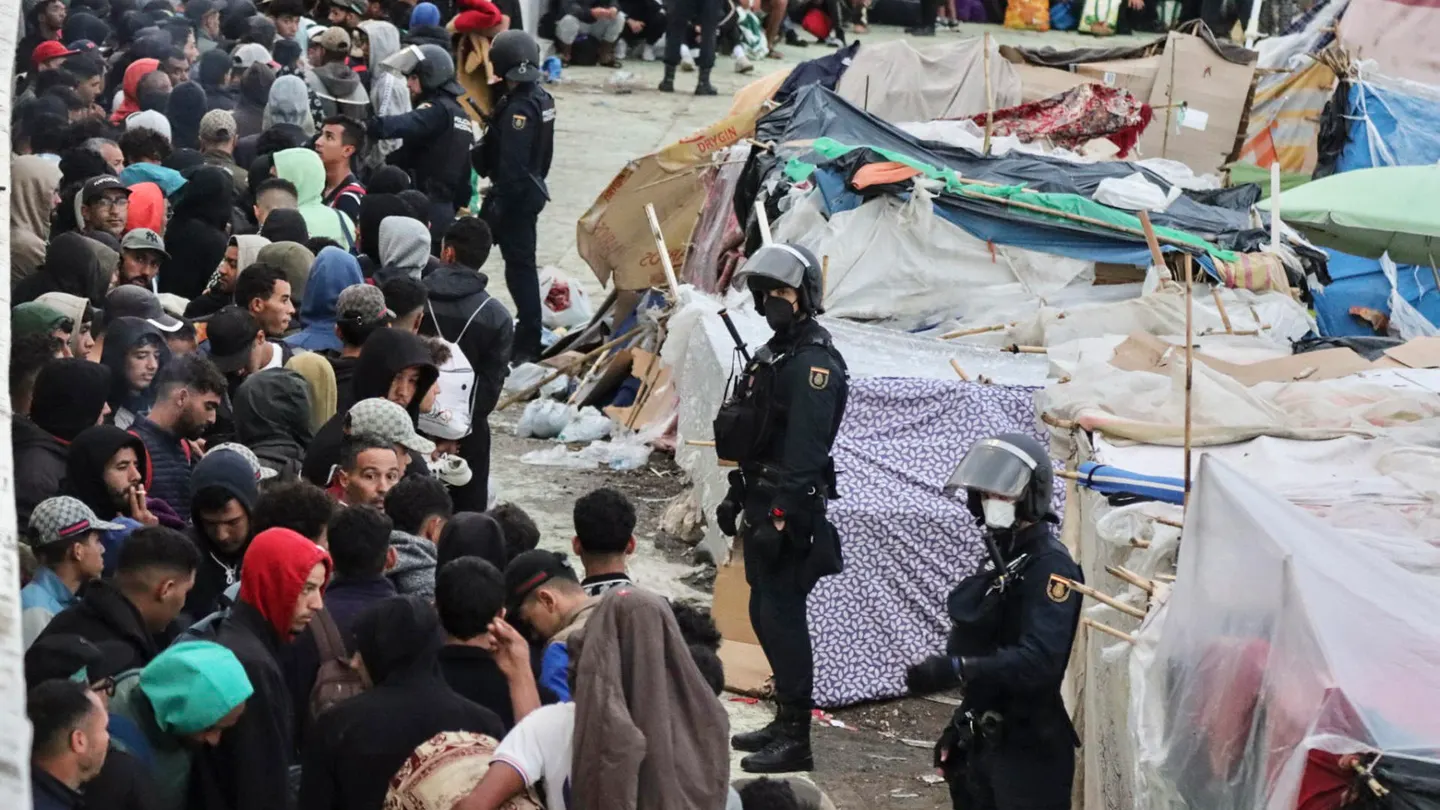 Se inicia este martes el desalojo migrantes en la playa de Benítez. Se inicia este martes el desalojo migrantes en la playa de Benítez.