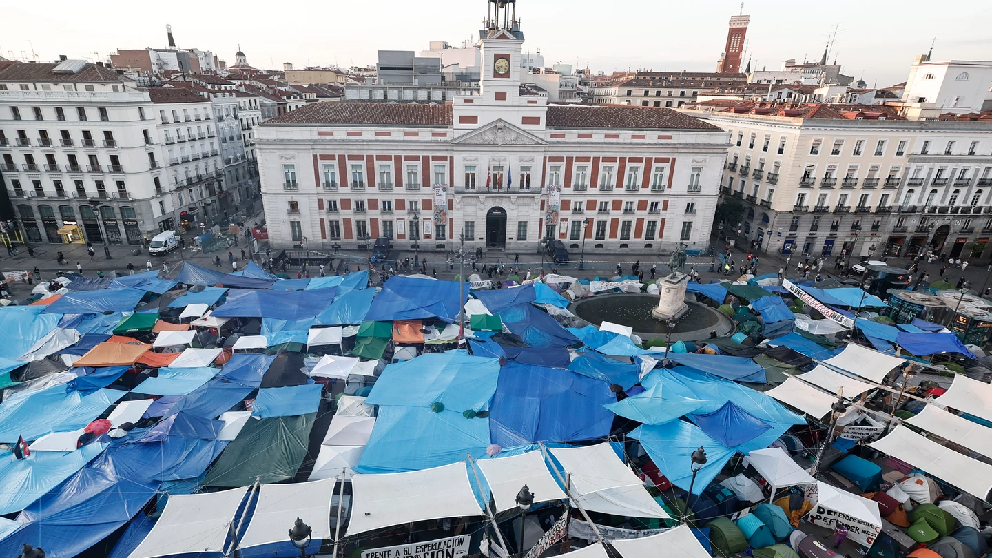 La Puerta del Sol de Madrid, llena de tiendas de campaña en protesta por la situación de la vivienda, a 29 de septiembre de 2026 La Puerta del Sol de Madrid, llena de tiendas de campaña en protesta por la situación de la vivienda, a 29 de septiembre de 2026