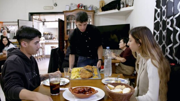 Una clienta casi se ahoga con el cachopo del Club Social Navahonda: "Me he sacado el cacho con las manos"