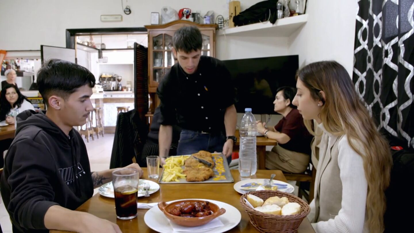 Una clienta casi se ahoga con el cachopo del Club Social Navahonda: "Me he sacado el cacho con las manos"