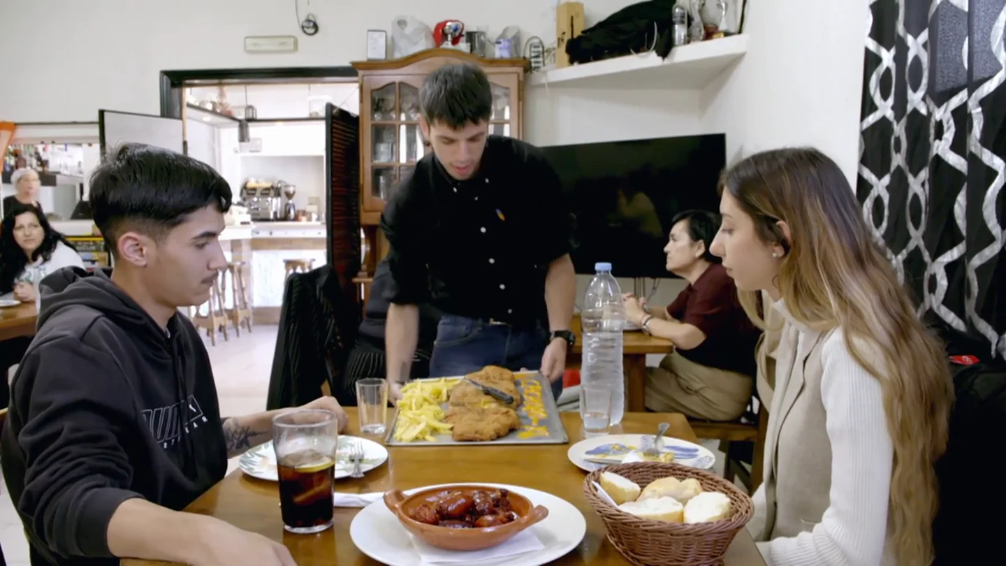 Una clienta casi se ahoga con el cachopo del Club Social Navahonda: "Me he sacado el cacho con las manos" Una clienta casi se ahoga con el cachopo del Club Social Navahonda: "Me he sacado el cacho con las manos"