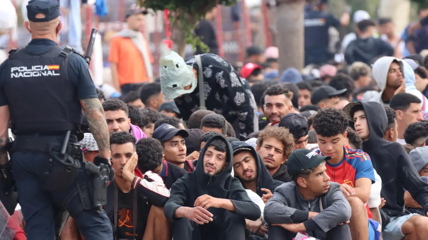 Decenas de migrantes, en Loma Colmenar Decenas de migrantes, en Loma Colmenar