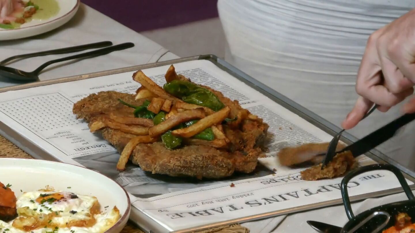 Chicote reinventa la carta del Club Social Navahonda con nuevos platos y dos versiones de su cachopo