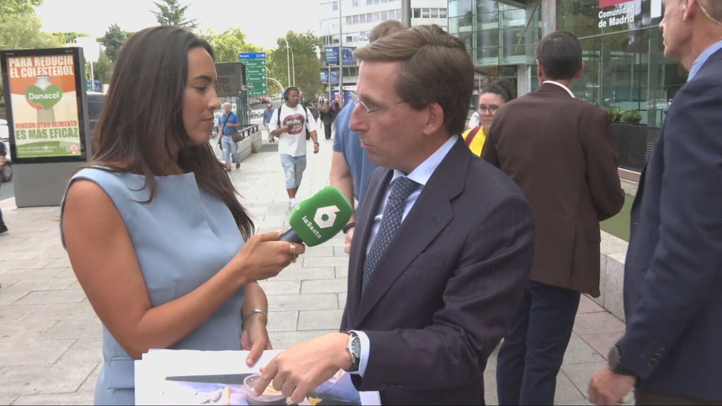 Jos&eacute; Luis Mart&iacute;nez-Almeida, alcalde de Madrid, atiende a Marina Vald&eacute;s en la calle