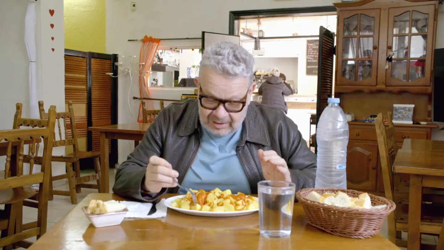 Chicote prueba las patatas bravas del CS Navahonda: "Ojalá la receta sea secreta y no se la cuenten a nadie" Chicote prueba las patatas bravas del CS Navahonda: "Ojalá la receta sea secreta y no se la cuenten a nadie"
