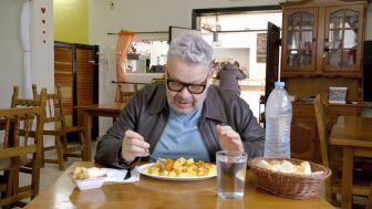 Chicote prueba las patatas bravas del CS Navahonda: "Ojal&aacute; la receta sea secreta y no se la cuenten a nadie"