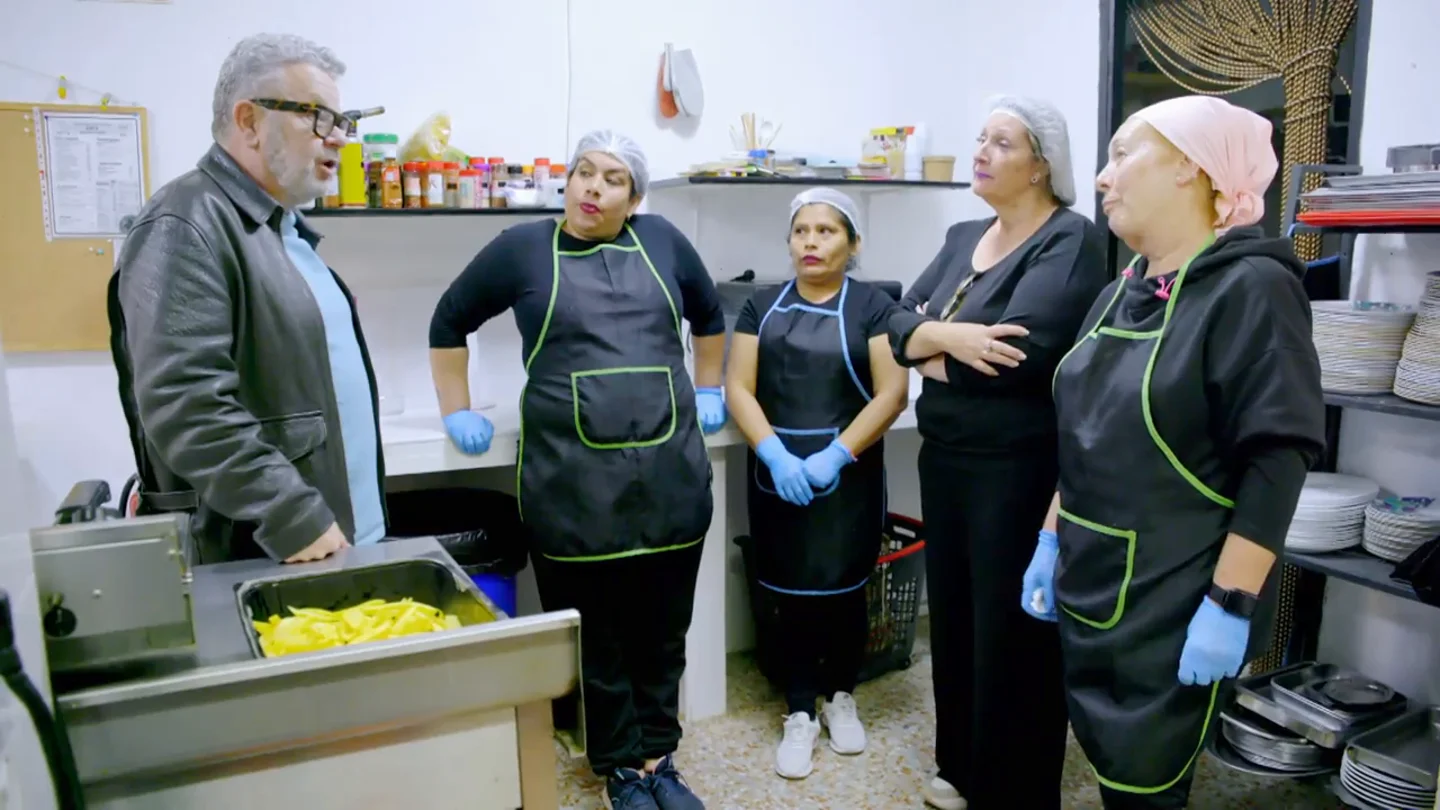 Alberto Chicote descubre que las cocineras del Club Social Navahonda nunca han trabajado en hostelería Alberto Chicote descubre que las cocineras del Club Social Navahonda nunca han trabajado en hostelería