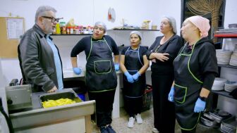  Alberto Chicote descubre que las cocineras del Club Social Navahonda nunca han trabajado en hosteler&iacute;a