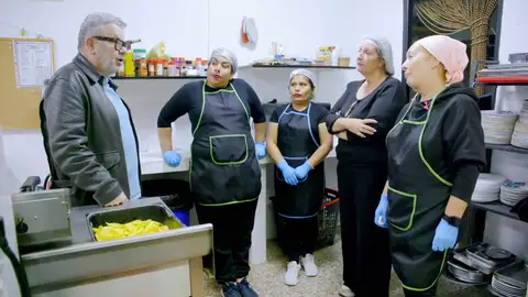 Alberto Chicote descubre que las cocineras del Club Social Navahonda nunca han trabajado en hostelería Alberto Chicote descubre que las cocineras del Club Social Navahonda nunca han trabajado en hostelería