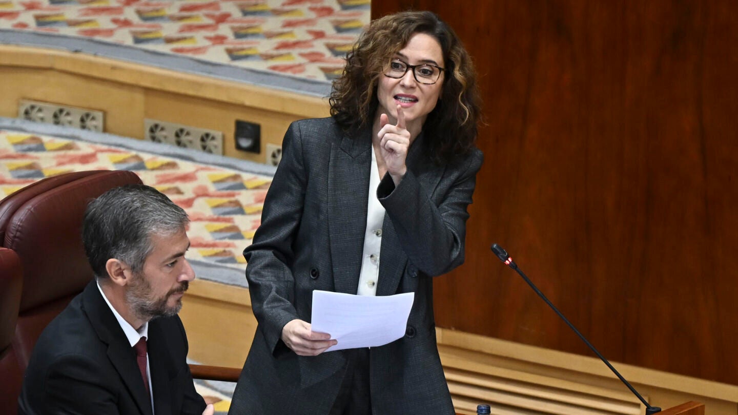 La presidenta de la Comunidad de Madrid, Isabel D&iacute;az Ayuso, en el pleno de la Asamblea