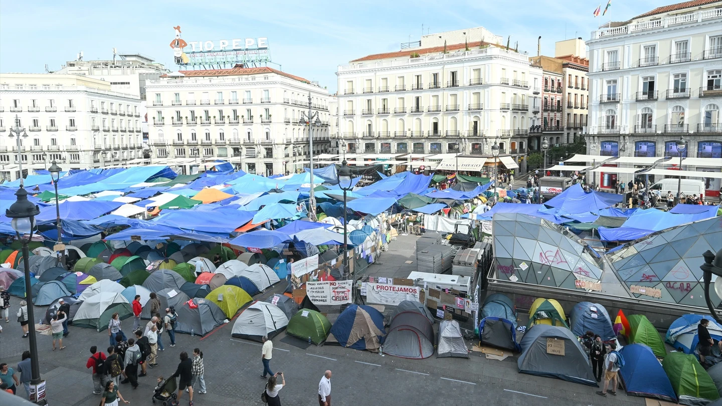 Tiendas de campaña durante la acampada por la vivienda, en la Puerta del Sol, a 1 de octubre de 2026 Tiendas de campaña durante la acampada por la vivienda, en la Puerta del Sol, a 1 de octubre de 2026