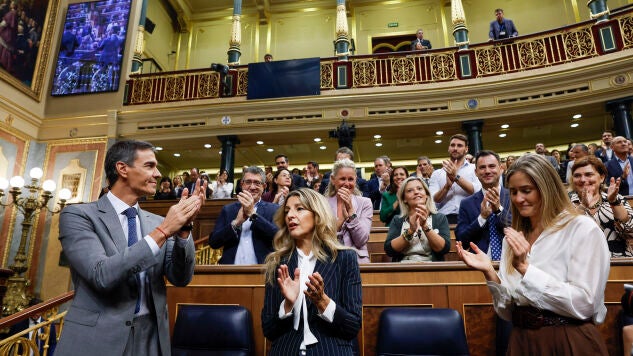 El presidente del Gobierno, Pedro S&aacute;nchez, aplaude a su llegada al Congreso de los Diputados para el pleno en el que se debate y vota los decretos de vivienda del Gobierno