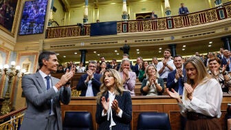 El presidente del Gobierno, Pedro S&aacute;nchez, aplaude a su llegada al Congreso de los Diputados para el pleno en el que se debate y vota los decretos de vivienda del Gobierno