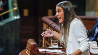 La portavoz de JxCat, M&iacute;riam Nogueras, durante el pleno en el que se debate y vota los decretos de vivienda del Gobierno