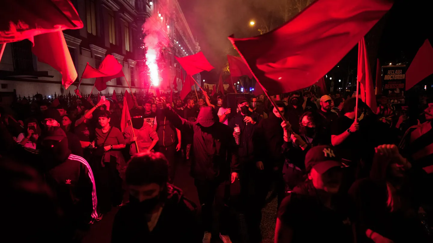 Una marcha espontánea nocturna trata de llegar al Congreso, este viernes. Una marcha espontánea nocturna trata de llegar al Congreso, este viernes.