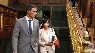 El presidente del Gobierno, Pedro S&aacute;nchez, y ministra de Vivienda y Agenda Urbana, Isabel Rodr&iacute;guez, a su llegada a una sesi&oacute;n plenaria
