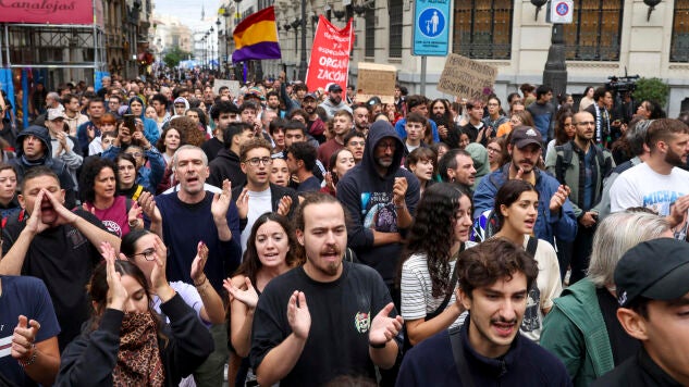 Cientos de personas se manifiestan en las inmediaciones del Congreso.