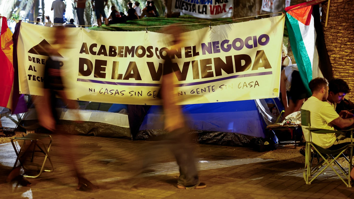 'Acabemos con el negocio de la vivienda': una pancarta en Las Palmas de Gran Canaria 'Acabemos con el negocio de la vivienda': una pancarta en Las Palmas de Gran Canaria