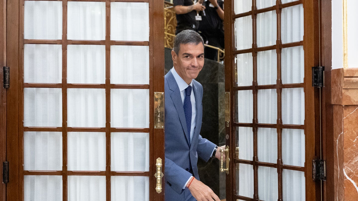 Pedro S&aacute;nchez, saliendo del Congreso de los Diputados