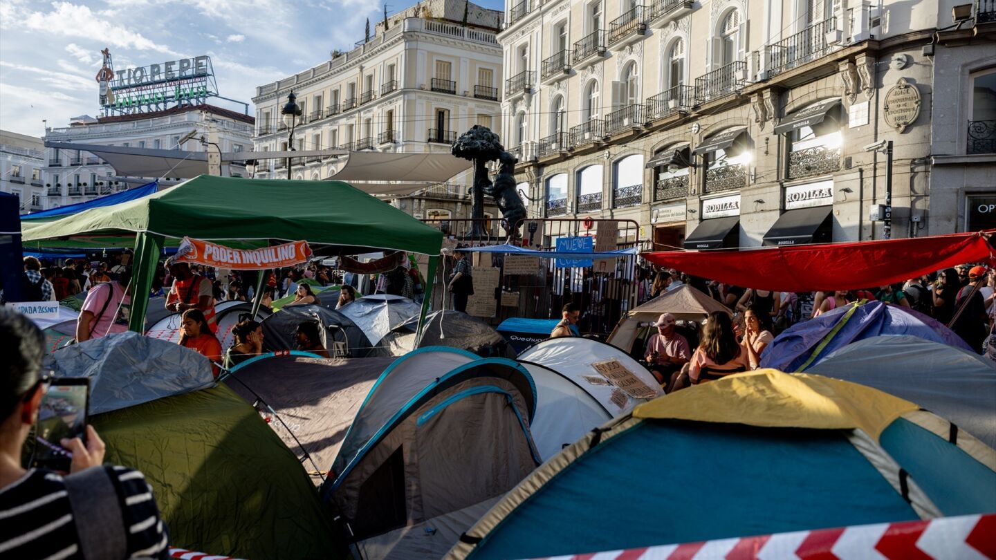 Decenas de personas acampadas, en la Puerta del Sol, a 1 de octubre de 2026, en Madrid (Espa&ntilde;a)