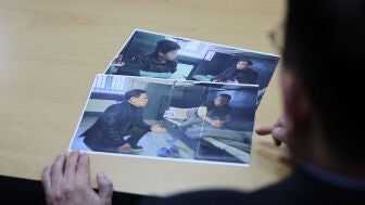 Im&aacute;genes tomadas durante su visita a un campo de prisioneros de guerra donde se ve a dos norcoreanos trasladados recientemente a Corea del Sur