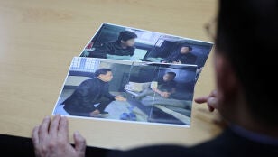 Im&aacute;genes tomadas durante su visita a un campo de prisioneros de guerra donde se ve a dos norcoreanos trasladados recientemente a Corea del Sur