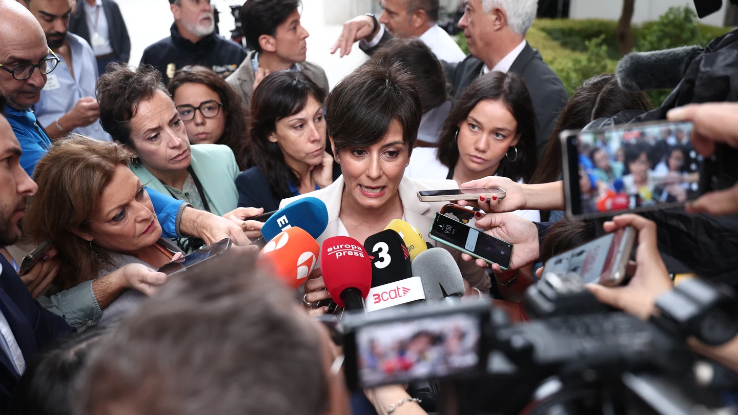 La ministra de Vivienda y Agenda Urbana, Isabel Rodríguez, atiende a los medios a su llegada a una sesión plenaria, en el Congreso de los Diputados La ministra de Vivienda y Agenda Urbana, Isabel Rodríguez, atiende a los medios a su llegada a una sesión plenaria, en el Congreso de los Diputados