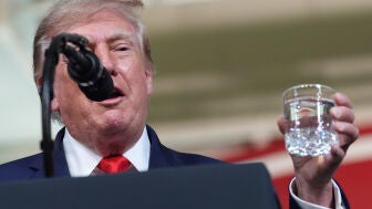 Imagen de Donald Trump con un vaso de agua.