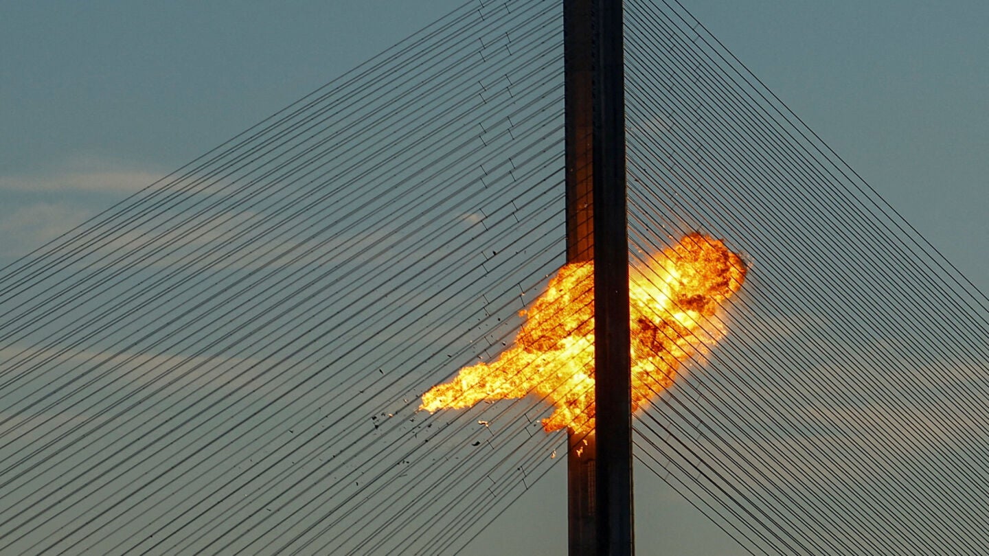 Imagen del impacto de un dron ruso en un puente de Kyiv