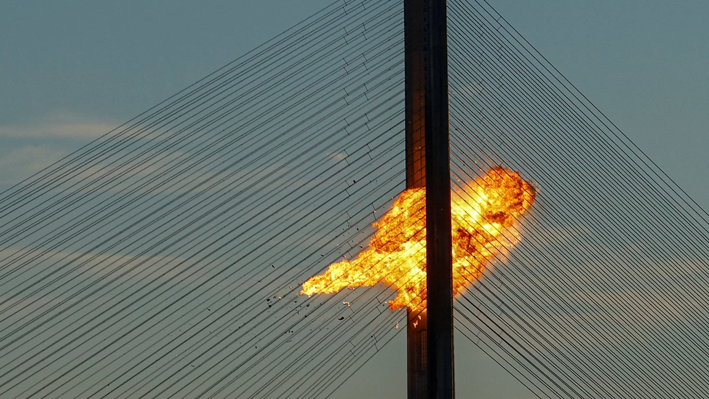 Imagen del impacto de un dron ruso en un puente de Kyiv Imagen del impacto de un dron ruso en un puente de Kyiv