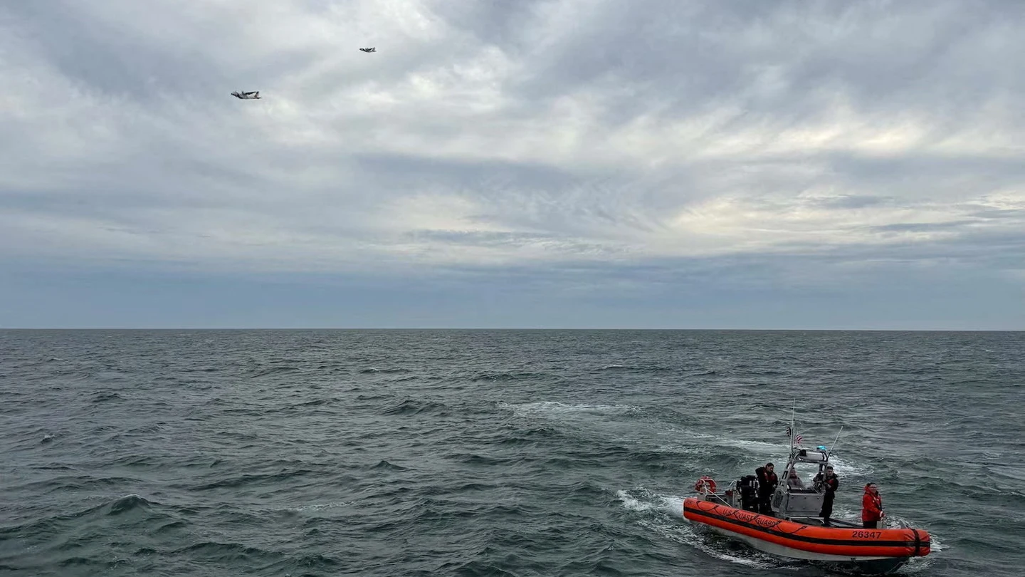 La Guardia Costera de Estados Unidos busca restos del avión desaparecido frente a las costas de Nantucket. La Guardia Costera de Estados Unidos busca restos del avión desaparecido frente a las costas de Nantucket.