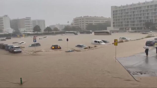 Las inundaciones dejan calles anegadas, viviendas y parkings bajo el agua y graves da&ntilde;os en varios puntos de Barcelona