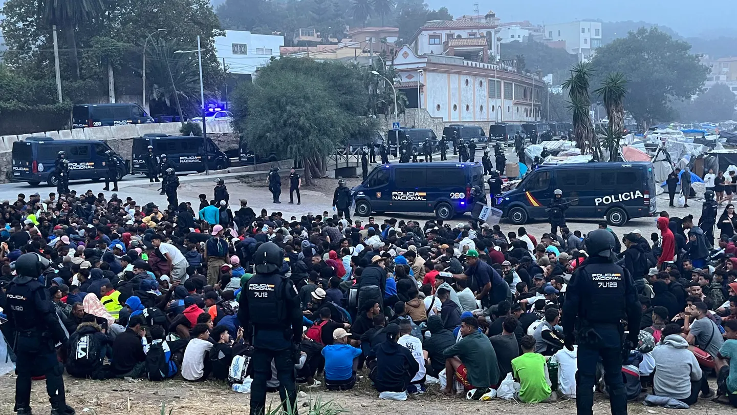 La Policía Nacional comienza a desalojar el asentamiento de migrantes de la playa de El Trampolín La Policía Nacional comienza a desalojar el asentamiento de migrantes de la playa de El Trampolín