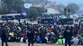 La Polic&iacute;a Nacional comienza a desalojar el asentamiento de migrantes de la playa de El Trampol&iacute;n